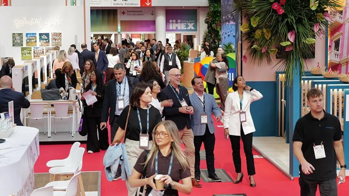 A crowd of attendees in Hall 8 of Messe Frankfurt walking amongst exhibitor booths