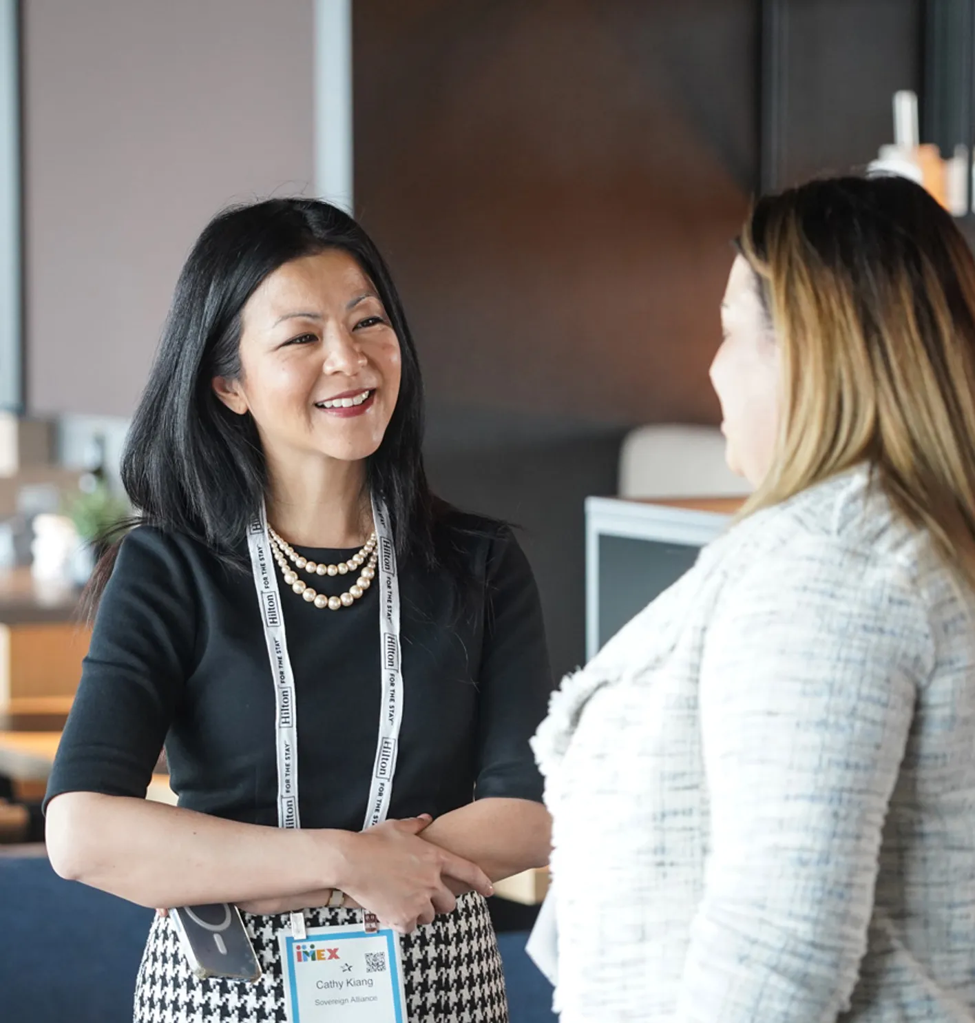 Zwei Teilnehmende beim Networking auf der IMEX Frankfurt