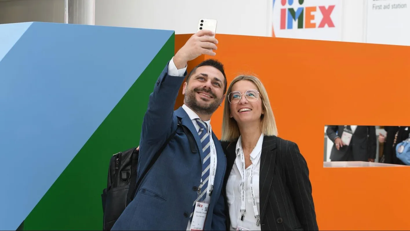 Two individuals talking a selfie at Messe Frankfurt galleria