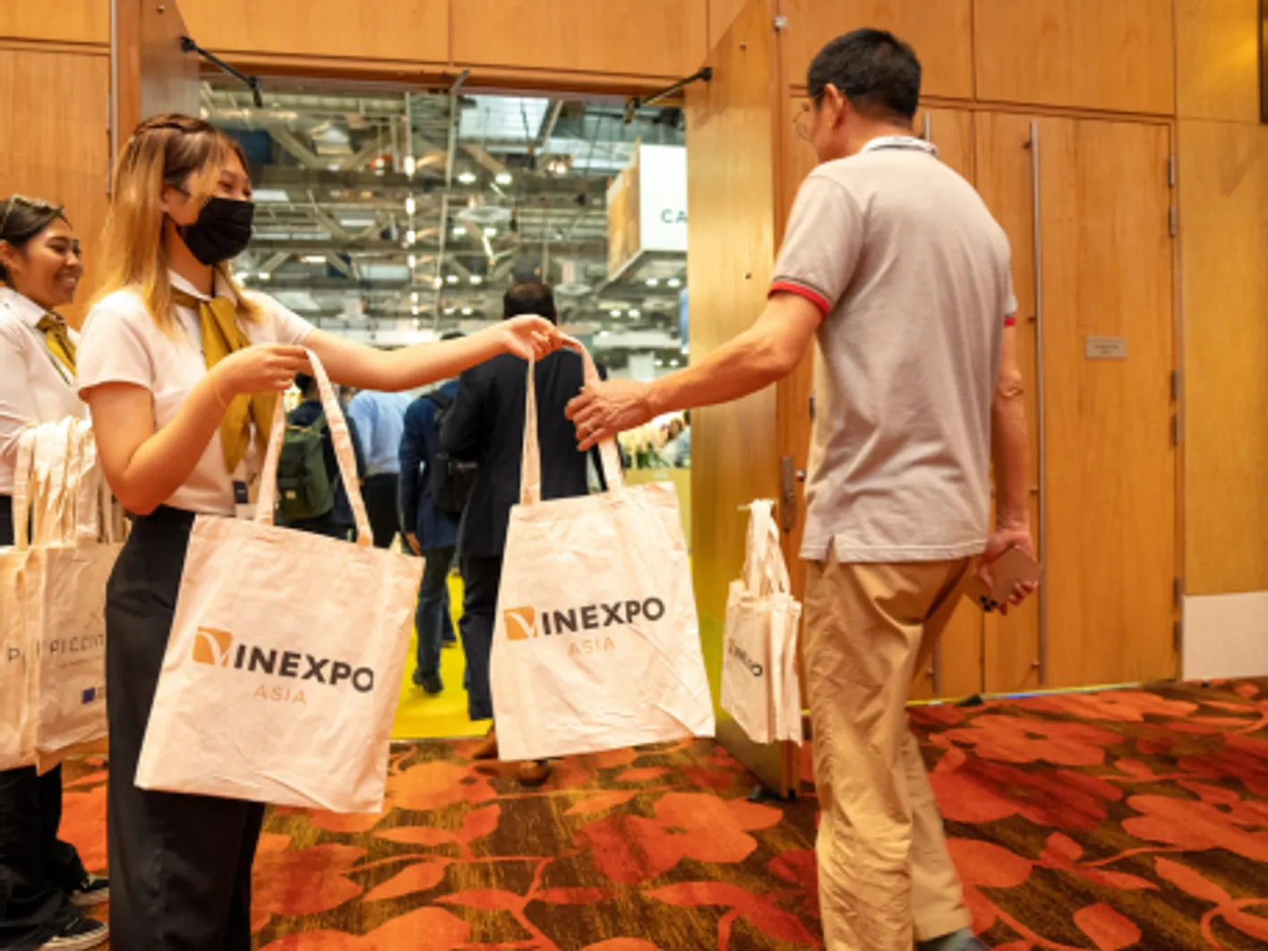 Vinexpo Asia gift bag to a club member visitor