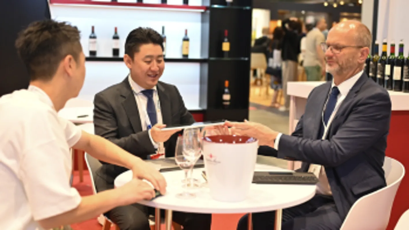 Meeting between a visitor and an exhibitor at Vinexpo Asia