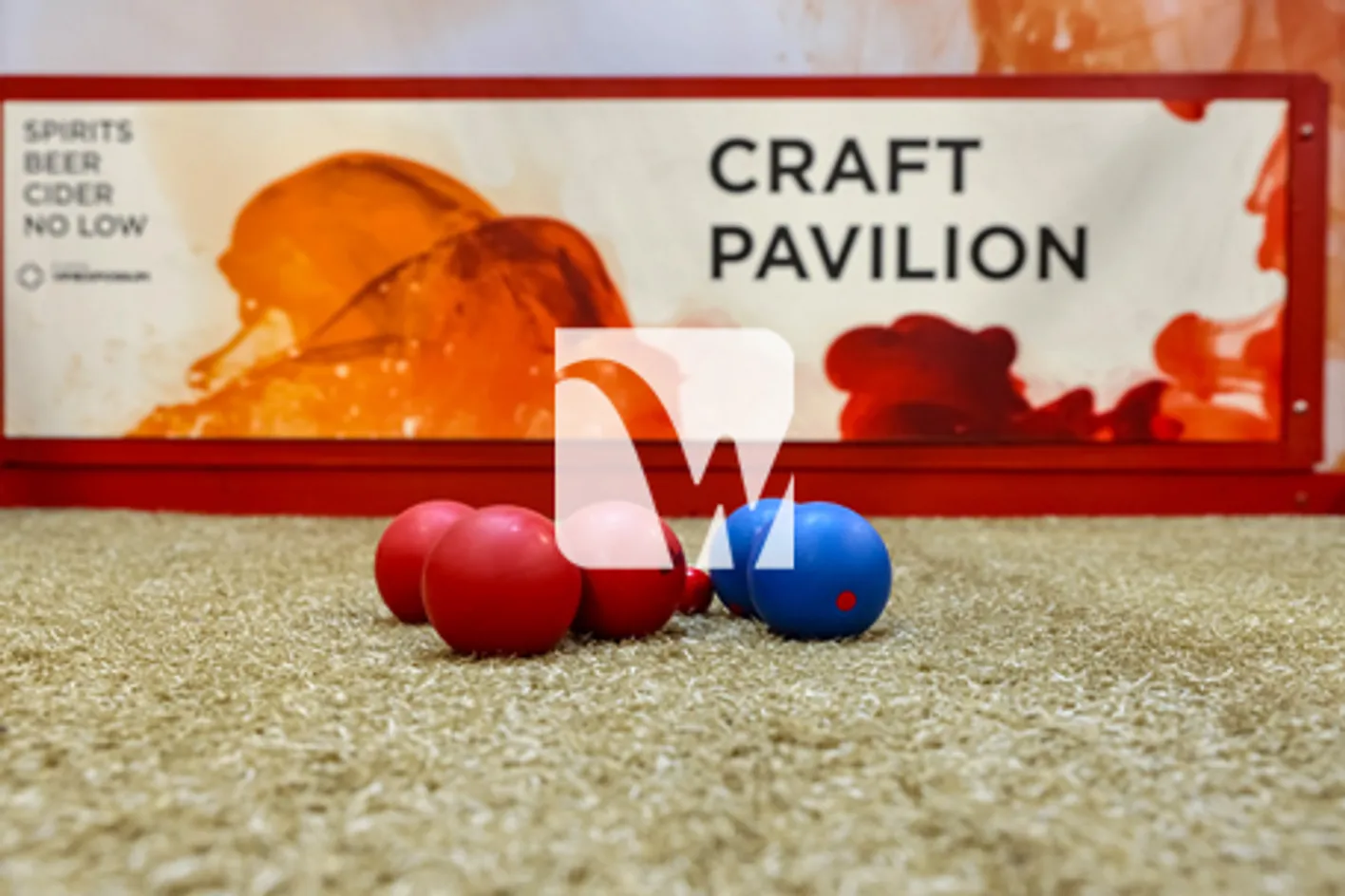 Boules de pétanques rouge et bleu devant une bannière Craft Pavilion à Wine Paris.
