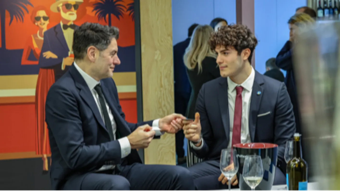 2 people talking for business in wine paris event