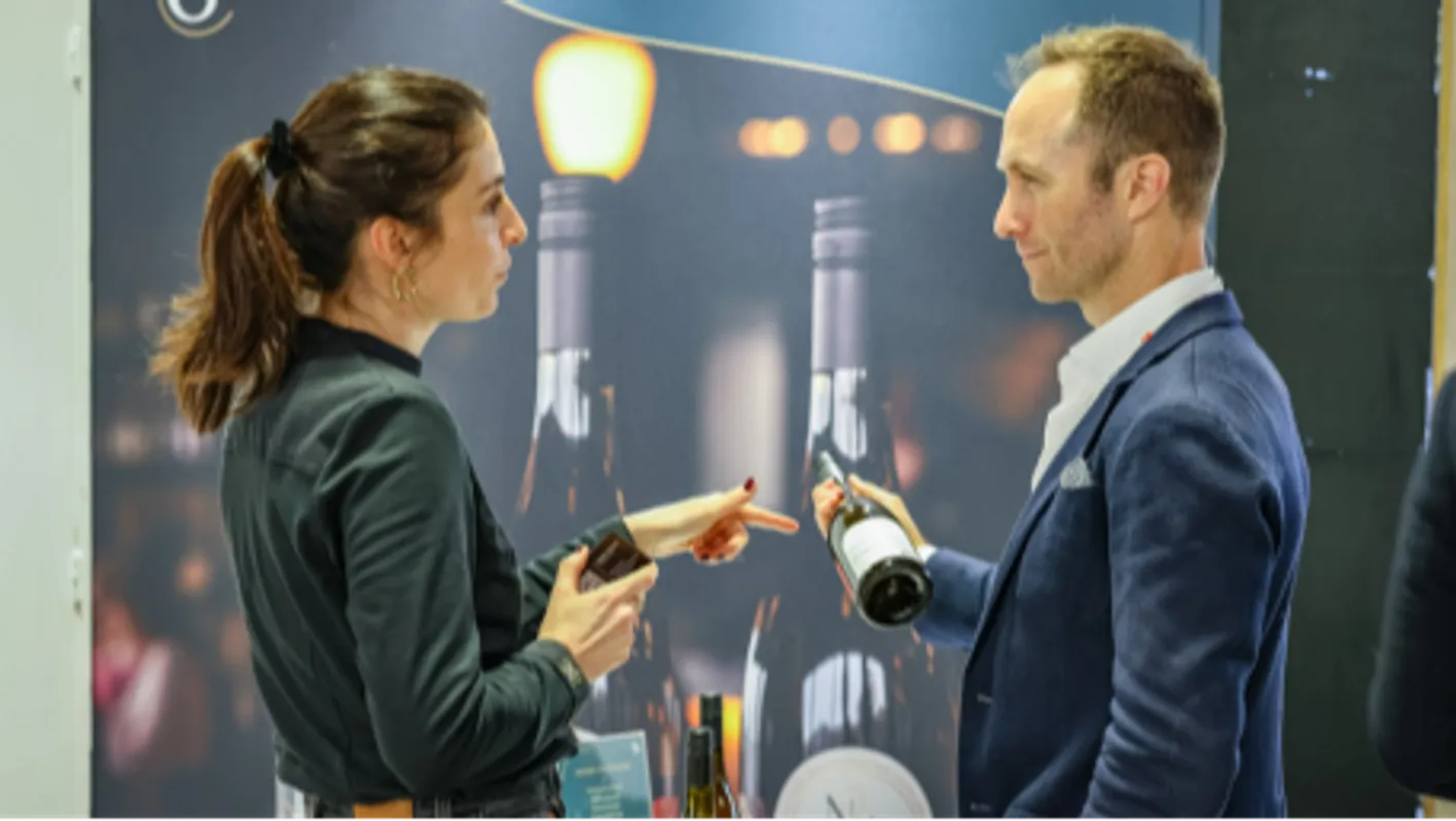 2 people talking for business in wine paris event