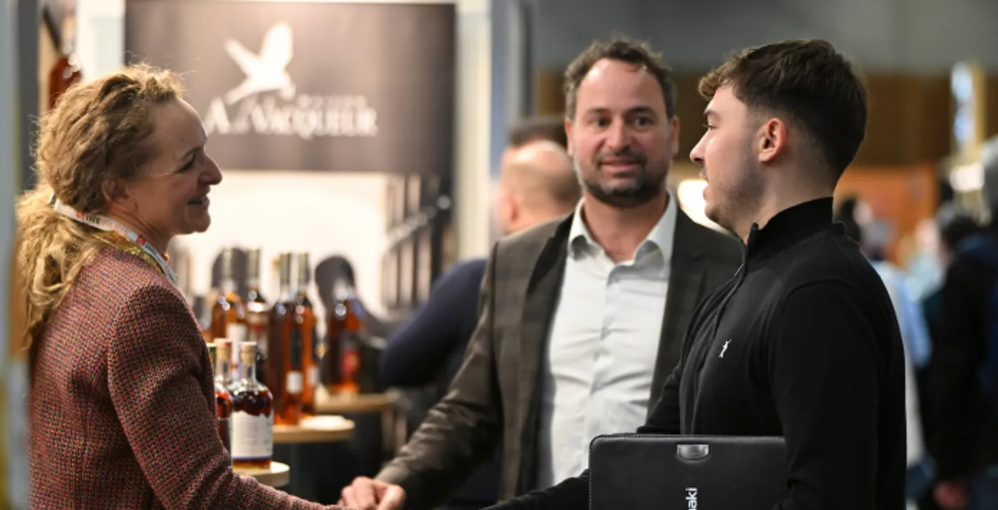 3 people talking for business in wine paris event