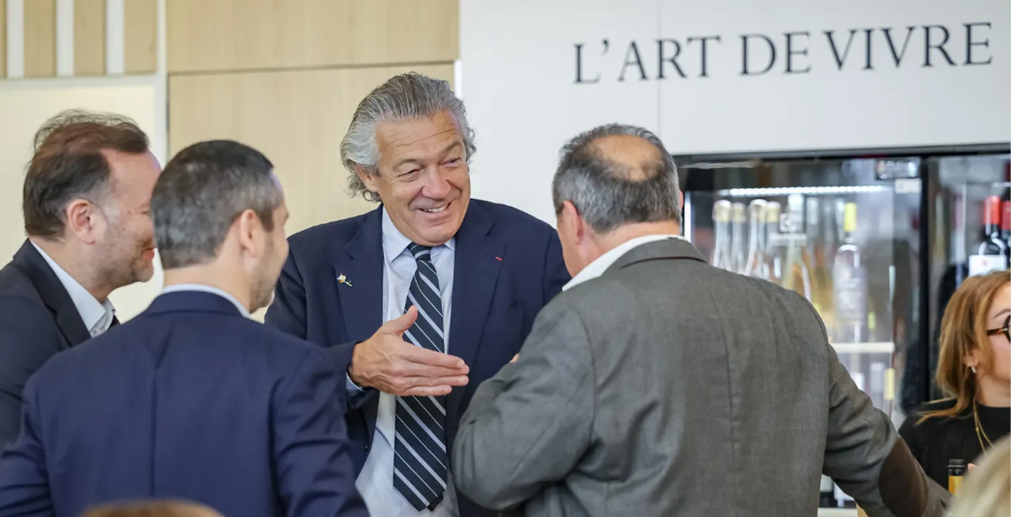 4 people talking for business in wine paris event