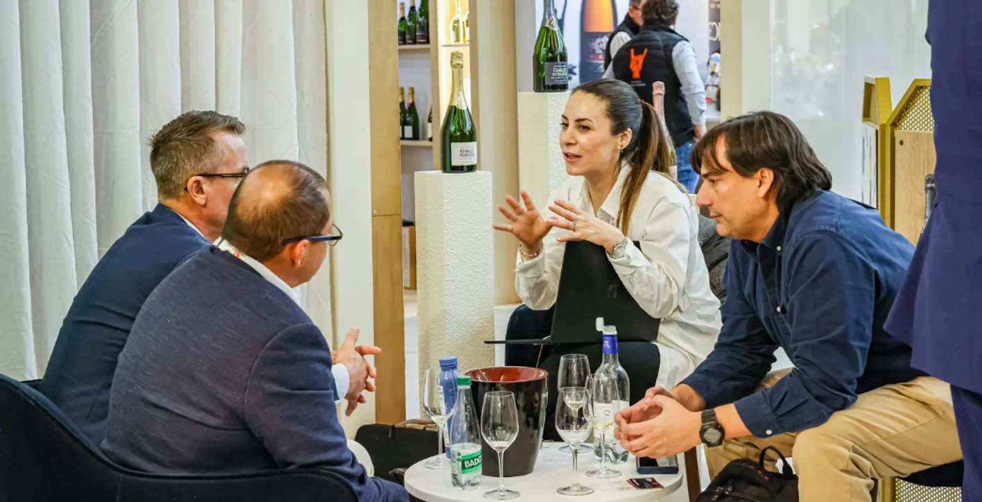 4 people talking for business in wine paris event
