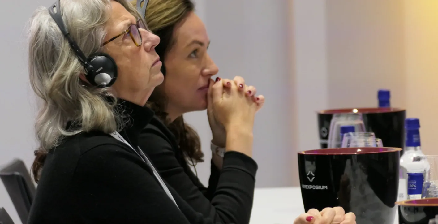 2 ladies listening to the academy educational session in wine paris