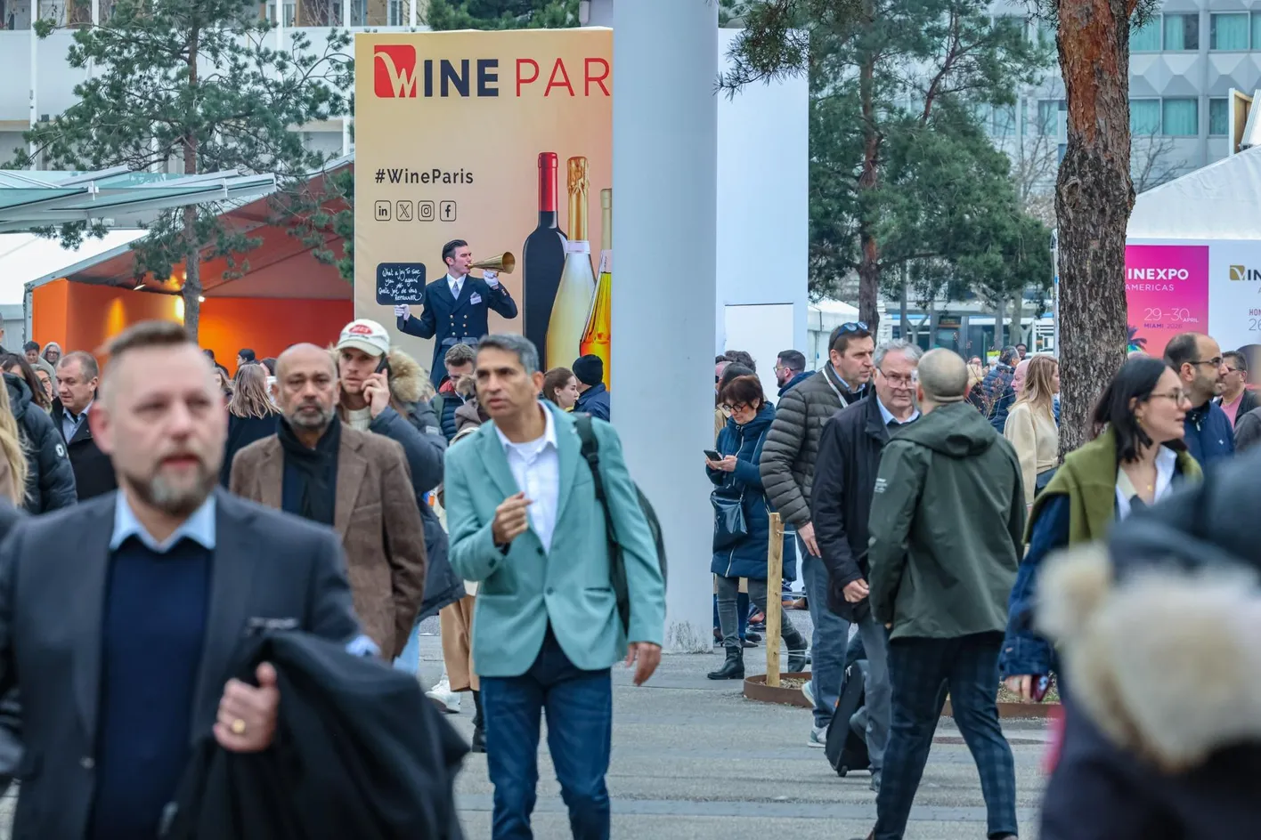 People walking and waiting outside to enter the fair Wine Paris