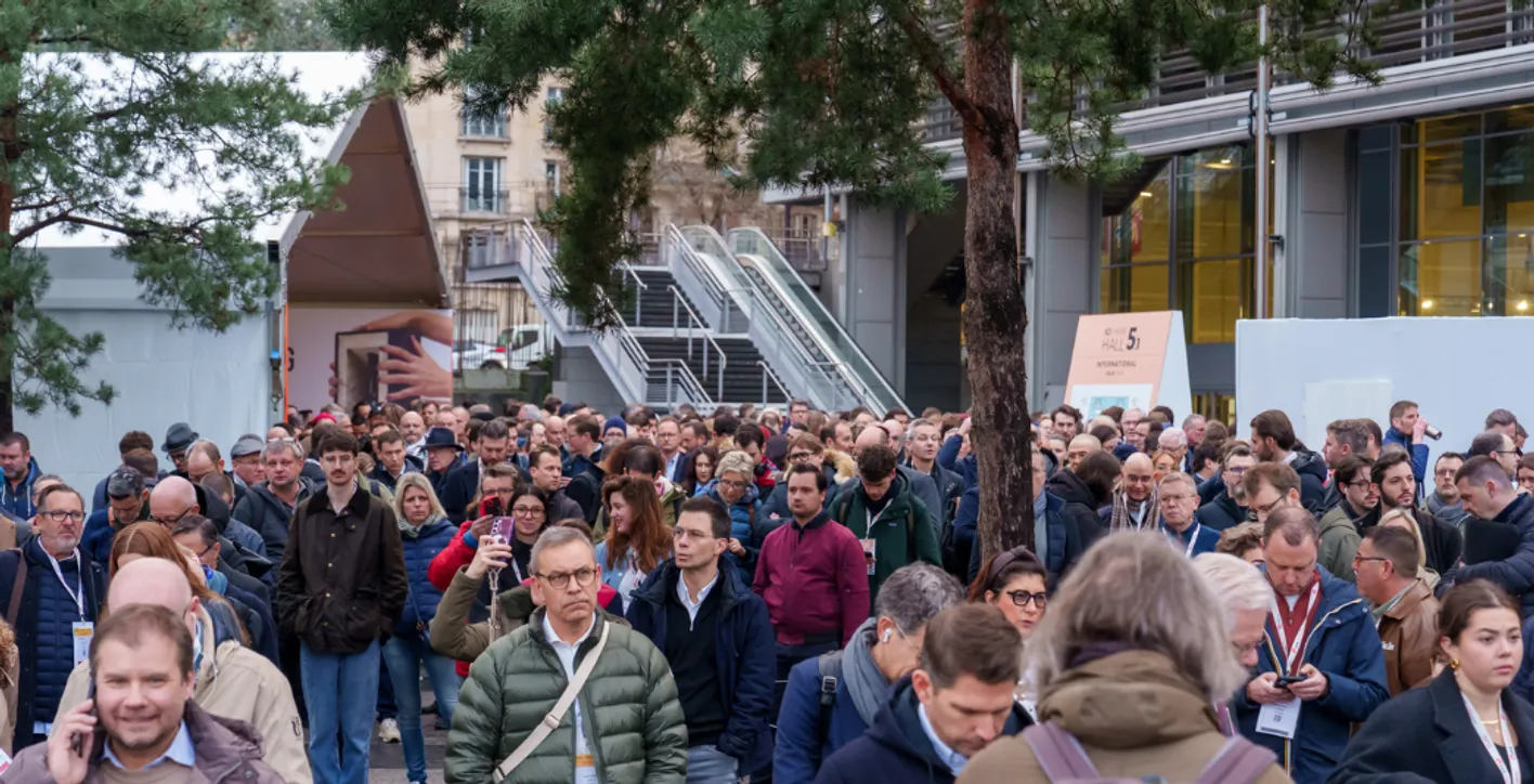 People walking and waiting outside to enter the fair Wine Paris
