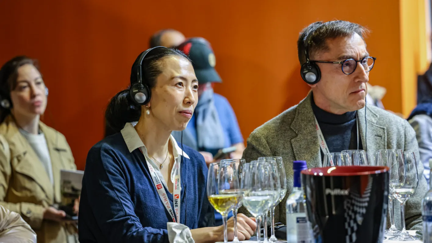 two people listening to the academy educationnal session