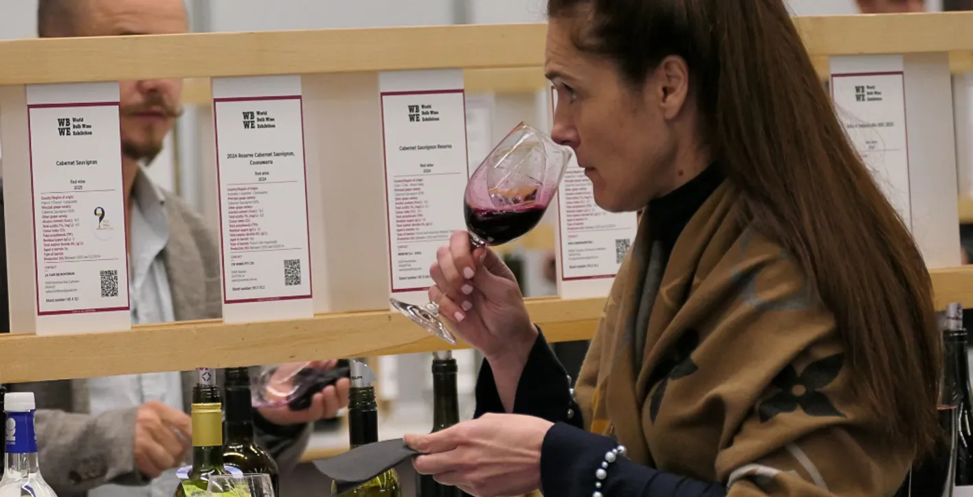 zoom on a lady smelling a glass of wine